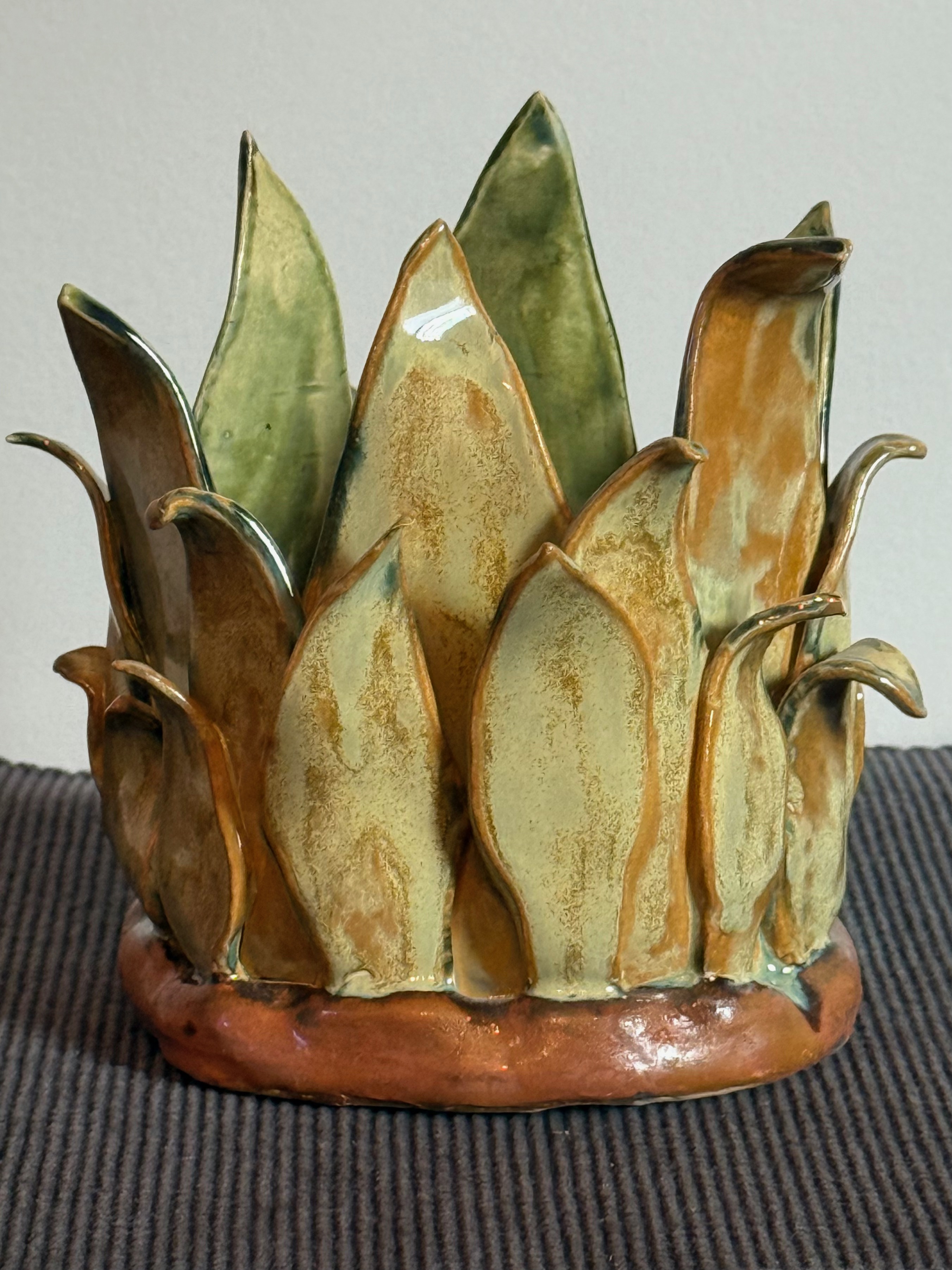 Leaves in a circle. Can be used as planter